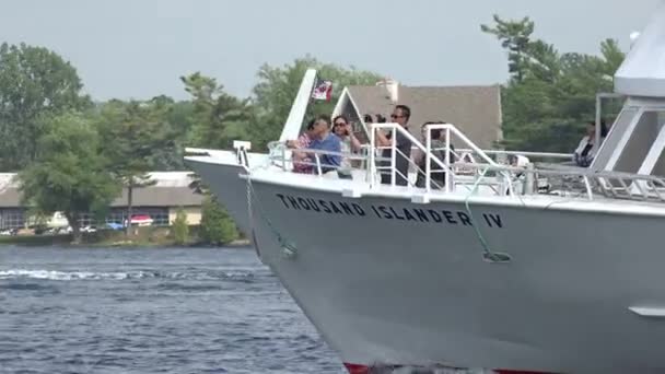 Maj 30 2014 - Alexandria Bay, New York - turister på båt — Stockvideo