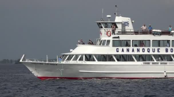 30 maggio 2014 - Alexandria Bay, New York - Nave che naviga lungo il fiume — Video Stock