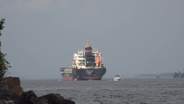 30 de maio de 2014 - Alexandria Bay, Nova York - Ilha de saída do navio de carga — Vídeo de Stock