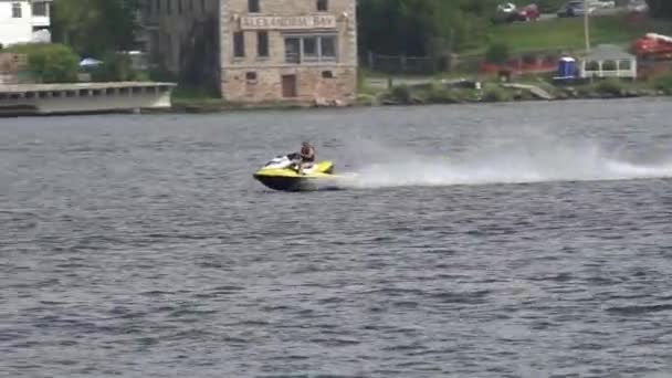 Maj 30 2014 - Alexandria Bay, New York - Jet Ski reser snabbt — Stockvideo