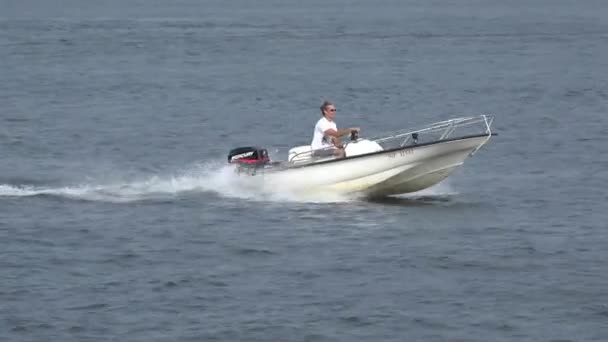 Maj 30 2014 - Alexandria Bay, New York - människan på motorbåt — Stockvideo