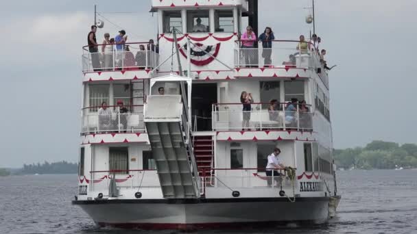 30 de maio de 2014 - Alexandria Bay, Nova York - Barco Turístico no Rio — Vídeo de Stock