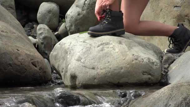 Senderismo en el río, Excursionistas — Vídeos de Stock