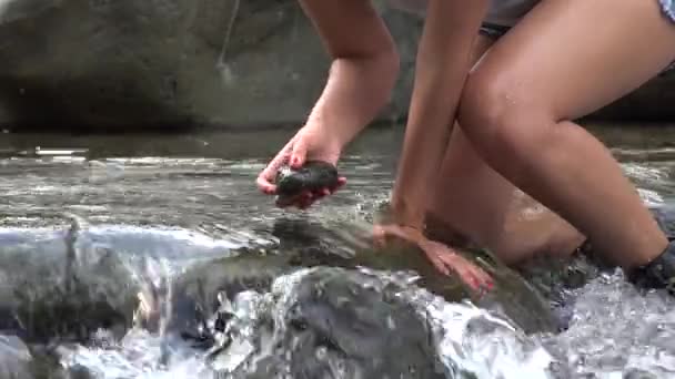 Plaisir fluvial, Jouer dans une rivière — Video