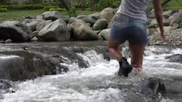 Hiking, nehir yürüyüşçü — Stok video