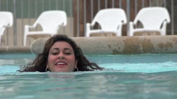 Mulher nadando na piscina — Vídeo de Stock