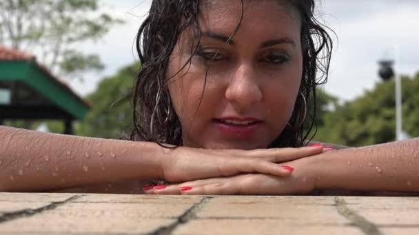 Mulher posando na piscina — Vídeo de Stock