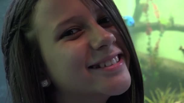 Девушка в аквариуме — стоковое видео