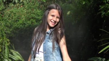 Mutlu kız çocuk gülümseyen,