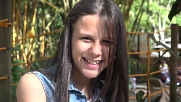 Szczęśliwa dziewczyna, uśmiechnięte dziecko — Wideo stockowe