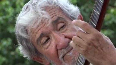İhtiyar akustik gitar çalmak