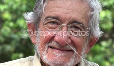 Yaşlı adam gülümseyen ve mutlu