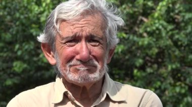 Yaşlı adam üzgün ve depresyonda