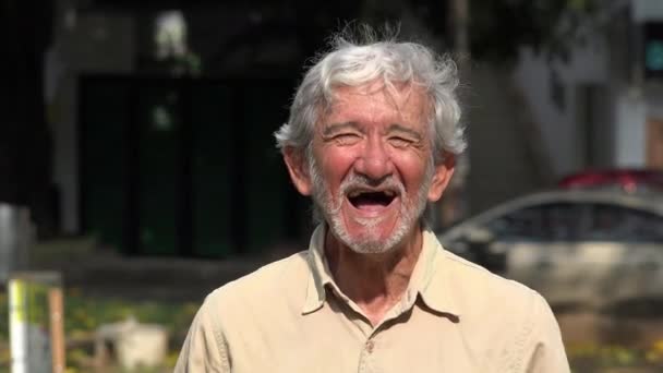 Starý muž chovat hloupě — Stock video