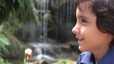 Şelale varoluş İspanyol çocuğa