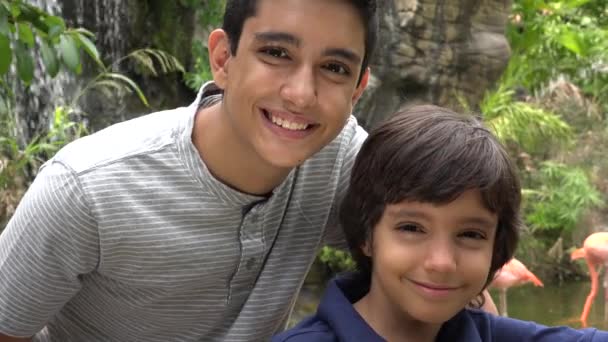 Мальчики-латиноамериканцы улыбаются в зоопарке — стоковое видео
