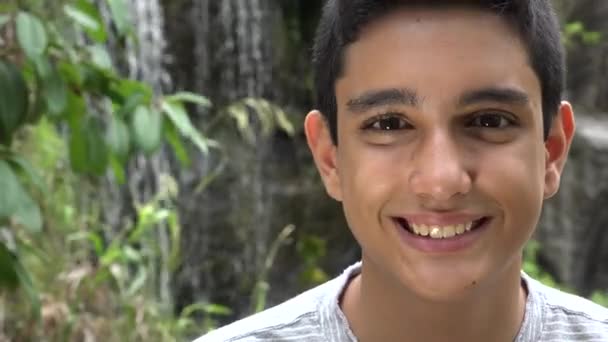 Teenager hispanischer Junge am Wasserfall — Stockvideo