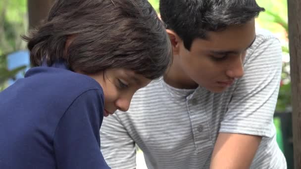 Hermanos y amigos hispanos adolescentes — Vídeo de stock