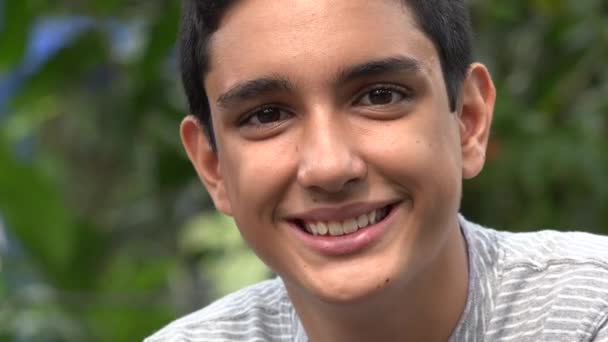 Tini hispán fiú mosolyogva a természetben — Stock videók