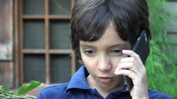 Ισπανόφωνος αγόρι μιλάμε για κινητό τηλέφωνο — Αρχείο Βίντεο