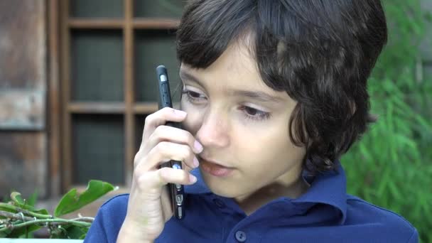 Menino hispânico conversando no celular — Vídeo de Stock