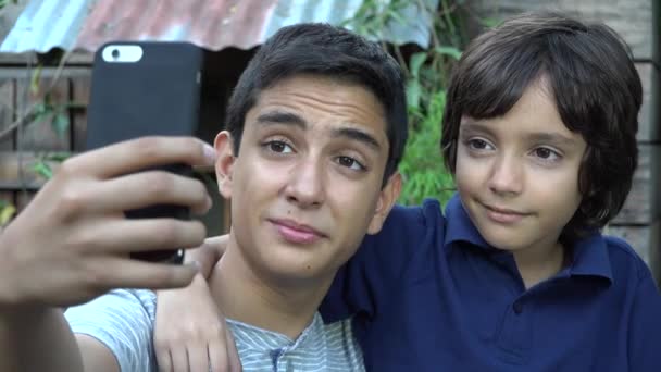 Hermanos adolescentes o amigos tomando selfie — Vídeo de stock
