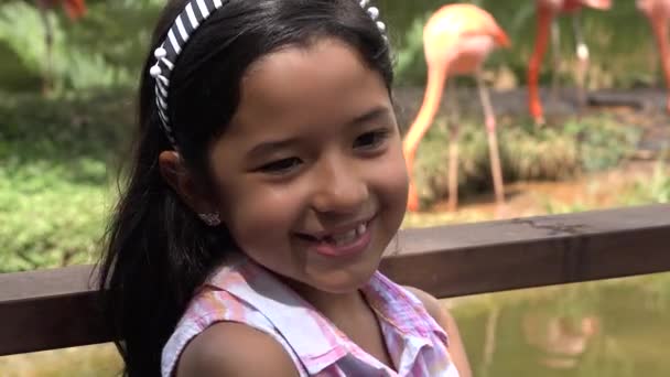 Женский ребенок на открытом воздухе — стоковое видео