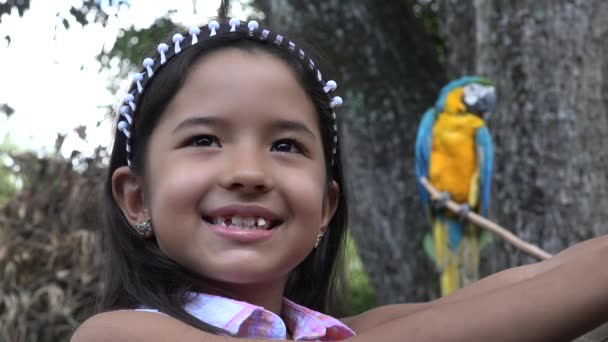 Menina com papagaio — Vídeo de Stock