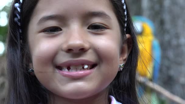 Щасливий і усміхнений дитина — стокове відео