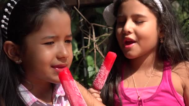 Meninas comendo sorvete — Vídeo de Stock