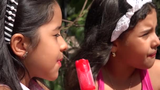 Девушки едят мороженое — стоковое видео