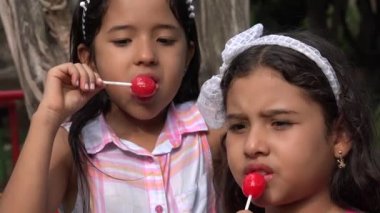 Lolipop yiyen kızların