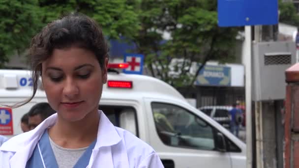 Krankenschwester mit Krankenwagen — Stockvideo