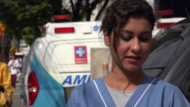 Junge hispanische Krankenschwester und Krankenwagen — Stockvideo