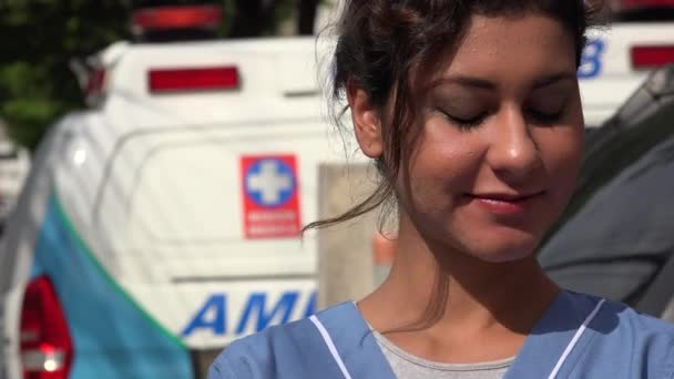 Young hispánské sestra a Ambulance — Stock video