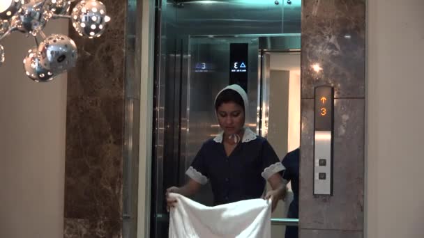 Hotelangestellte im Fahrstuhl — Stockvideo
