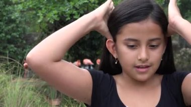 Hayvanat bahçesinde gülümseyen genç kız