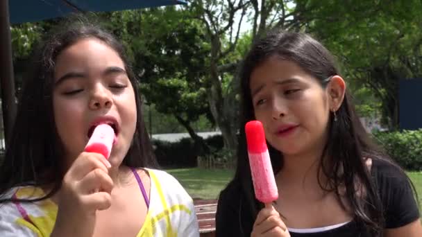 Junge Mädchen essen Eis am Stiel — Stockvideo