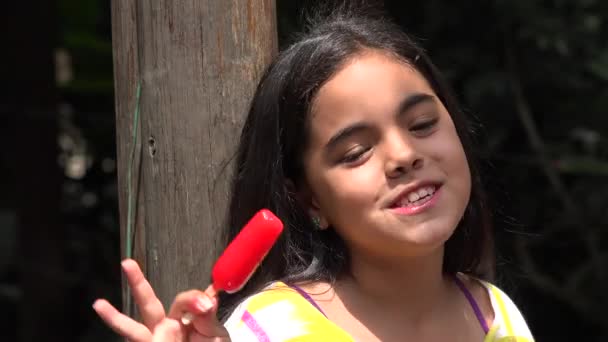 Mladá dívka jíst zmrzlinu — Stock video