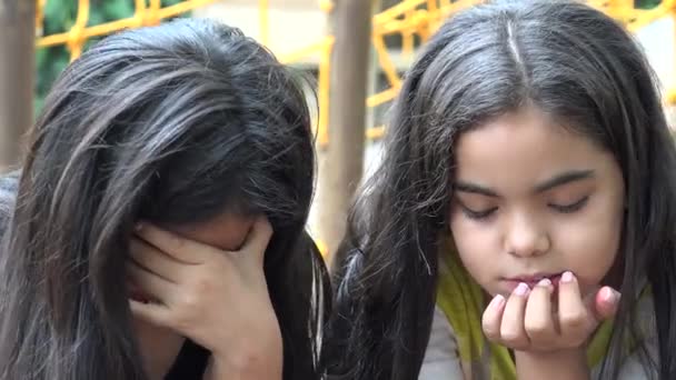 Triste Jovens Meninas — Vídeo de Stock