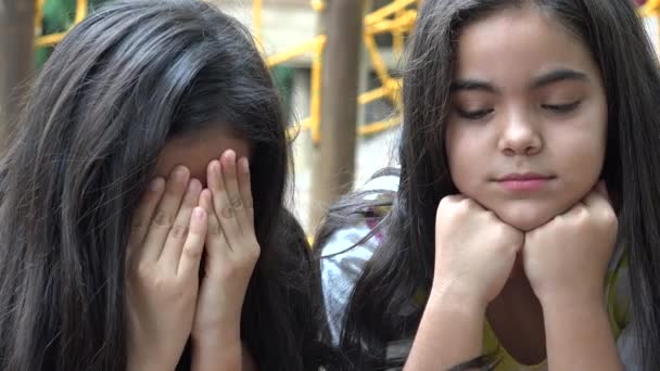 Szomorú fiatal lányok — Stock videók