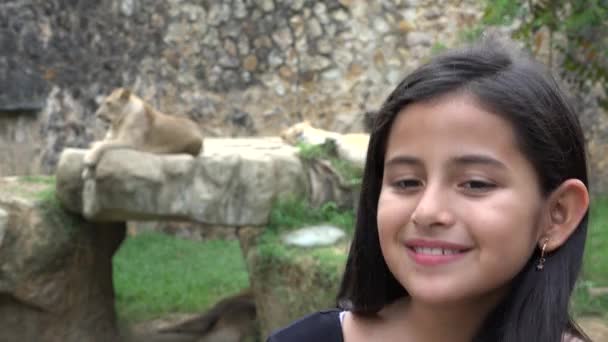 Молода дівчина позує з тигра — стокове відео