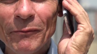 Kentsel alanda hücre kullanan adam