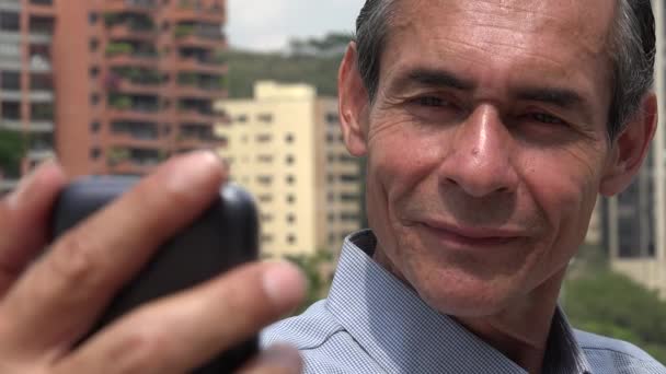 Homem mais velho tomando Selfy — Vídeo de Stock