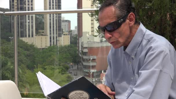 Hombre leyendo en el área urbana — Vídeos de Stock