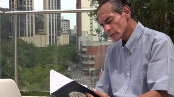 Leitura de homem na área urbana — Vídeo de Stock