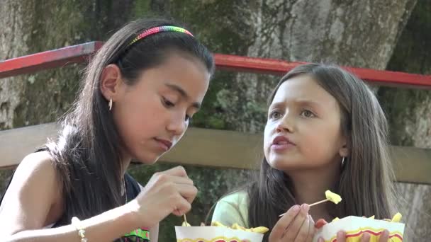 Melhores amigos comendo junk food — Vídeo de Stock