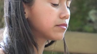 Kadın Teen konuşuyor