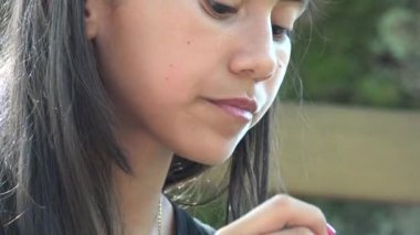 Kadın çocuk yeme abur cubur