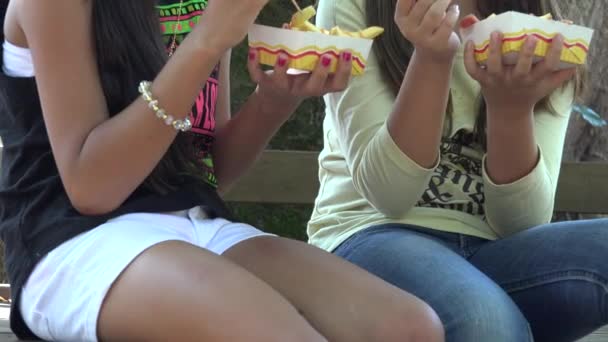Nejlepší přátelé uživatele jíst nezdravé jídlo — Stock video
